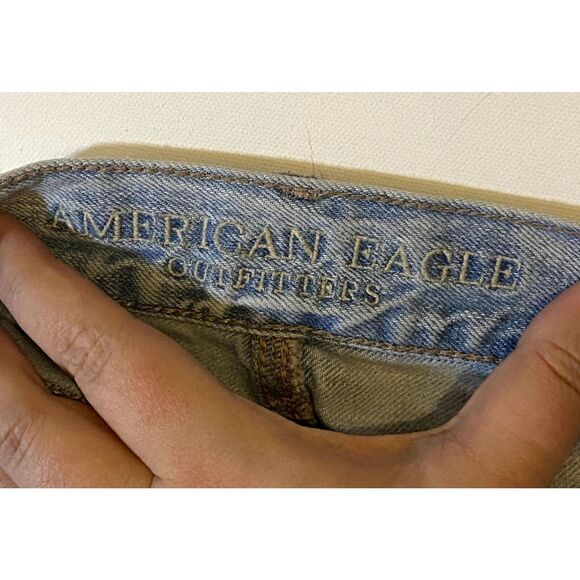 American Eagle Womens Sz 4 Tom Girl Shortie Shorts Distressed Frayed Light Wash - Picture 3 of 10